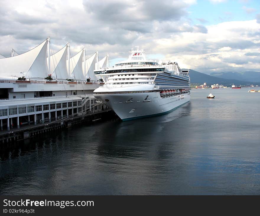 Ceuise ship at Vancouver Harbour. Ceuise ship at Vancouver Harbour