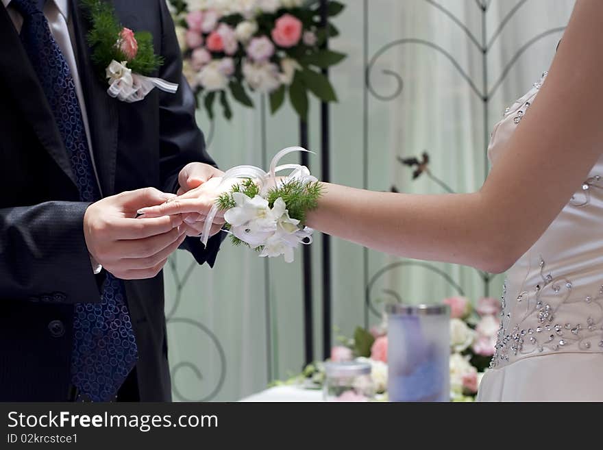 Newly-married couple to exchange ring