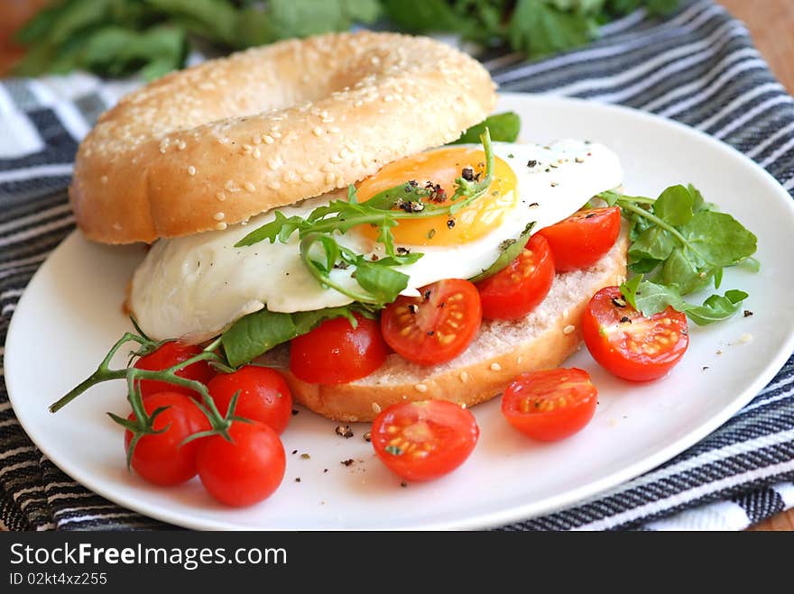 Bagel with egg and tomatoes