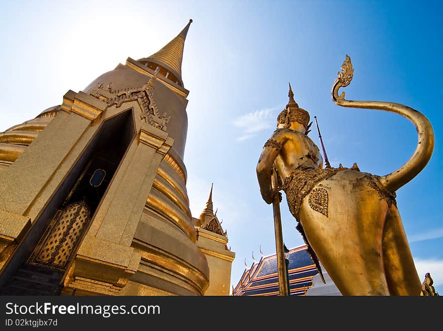 Golden legend monster, Thailand s Grand Palace