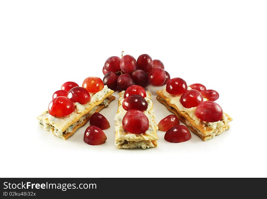 Crackers, gorgonzola and grapes