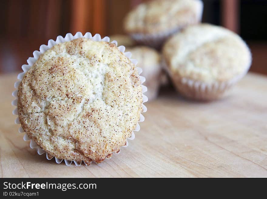 Snickerdoodle muffins with cinnamon and sugar topping