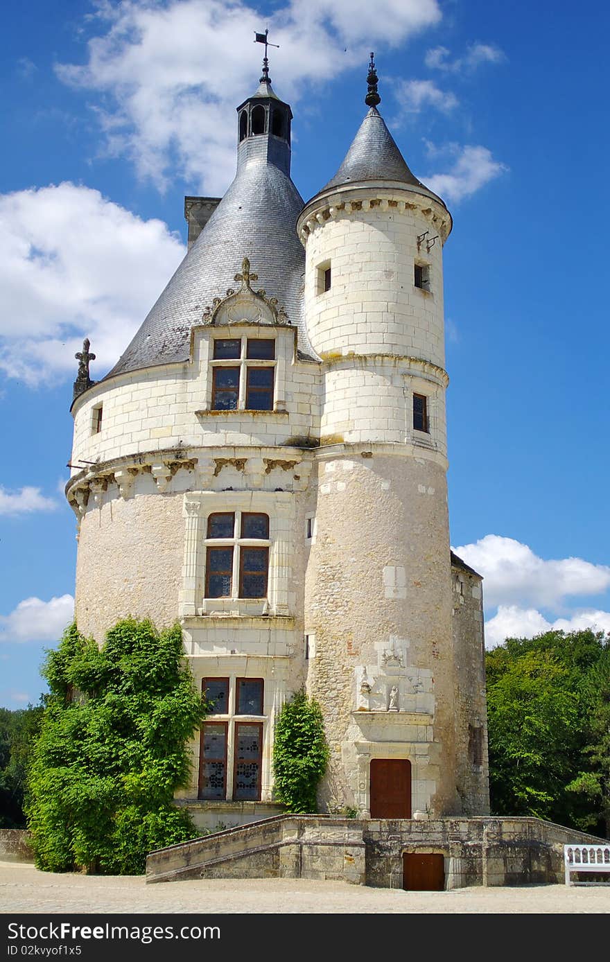 On this thoto:Shenonso Castle, France