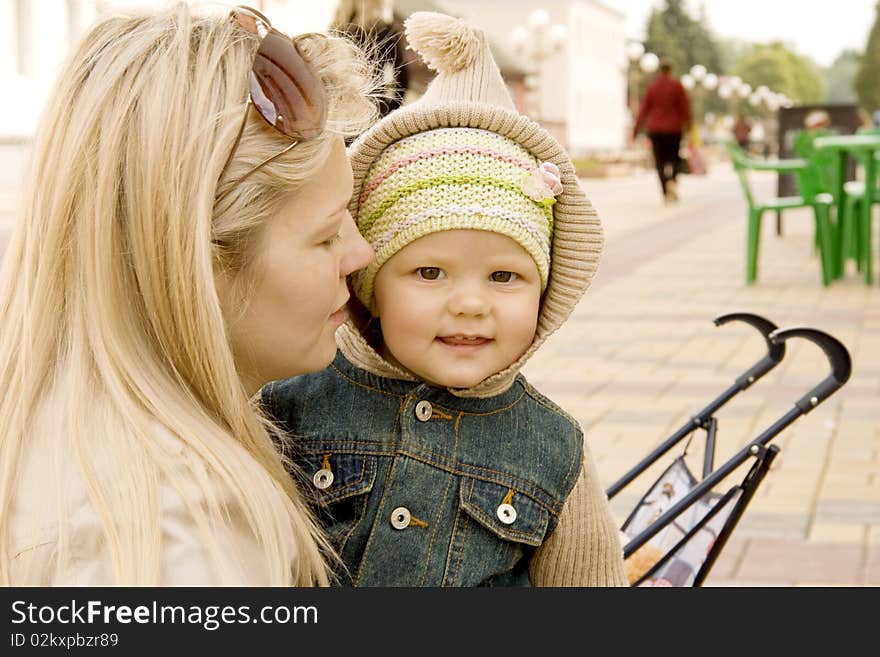 Mum explains something to the child which costs nearby and listens. Mum explains something to the child which costs nearby and listens