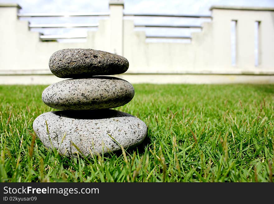 Balancing round stone