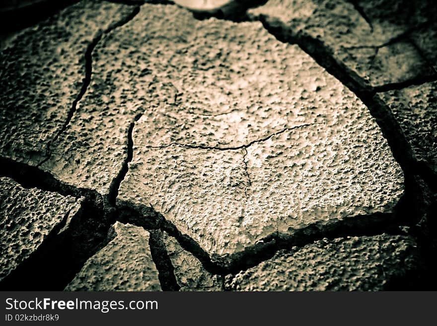 The soil in the fissures appeared on the long-term heat