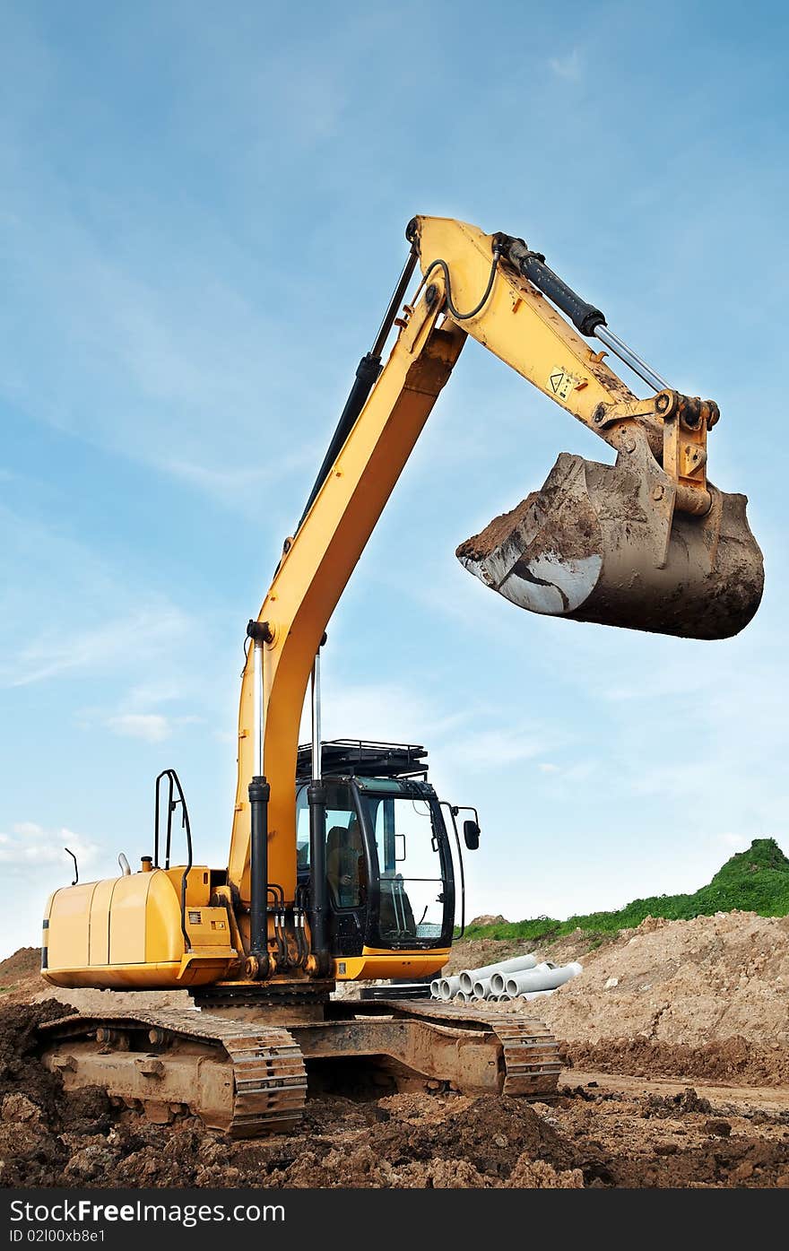 Loader excavator in a quarry