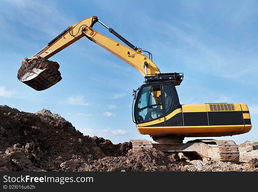 Loader excavator in a quarry