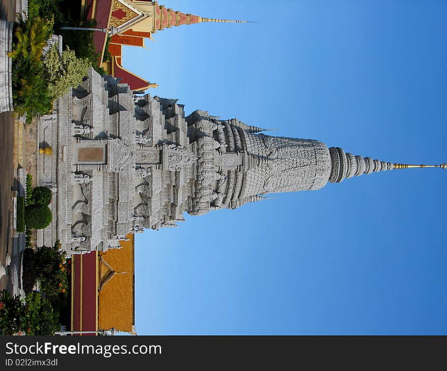 A stupa is a Buddhist architectural and Jain found in the Indian subcontinent, where it originates, but also in the rest of Asia where it has followed the expansion of bouddhisme.Les important and rich characters had a stupa as burial