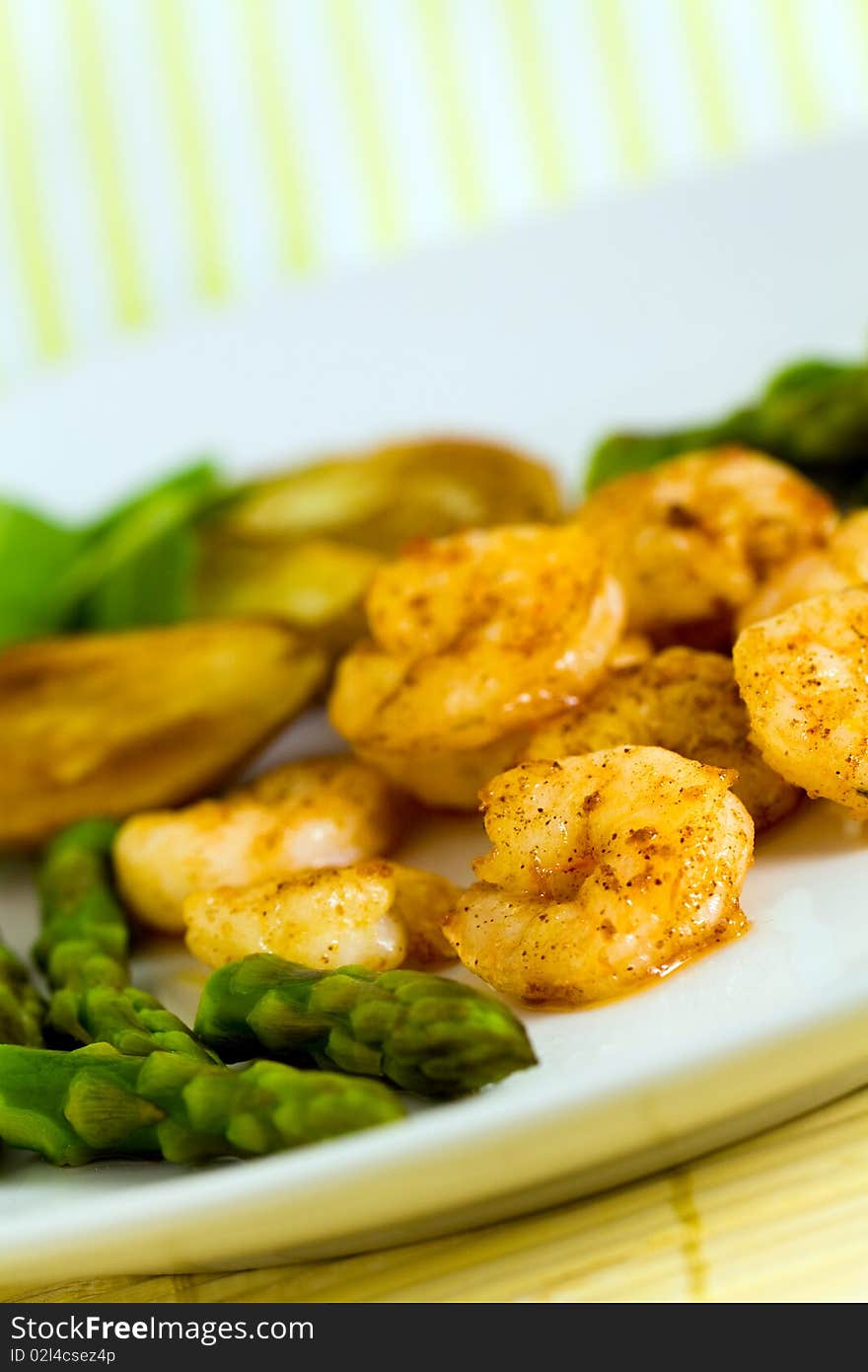 Roasted prawns with green asparagus and potato