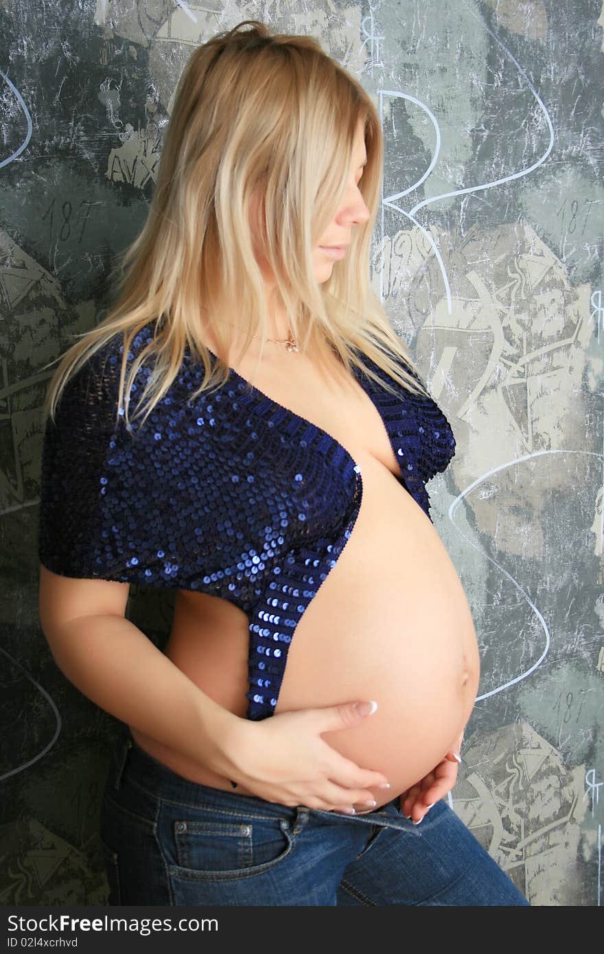 The fashionable and stylish pregnant woman