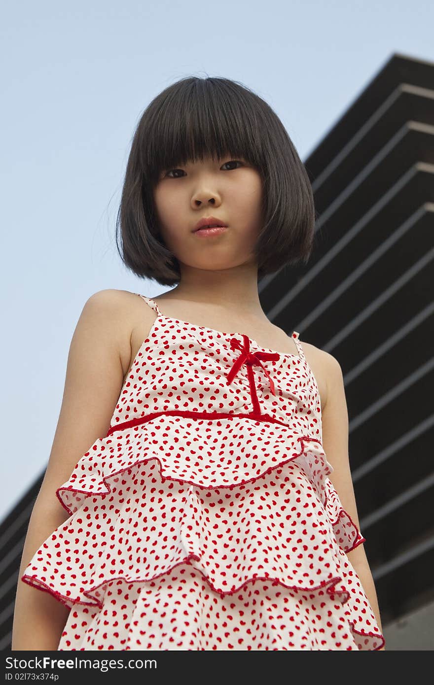 The outdoor portrait of a Chinese girl