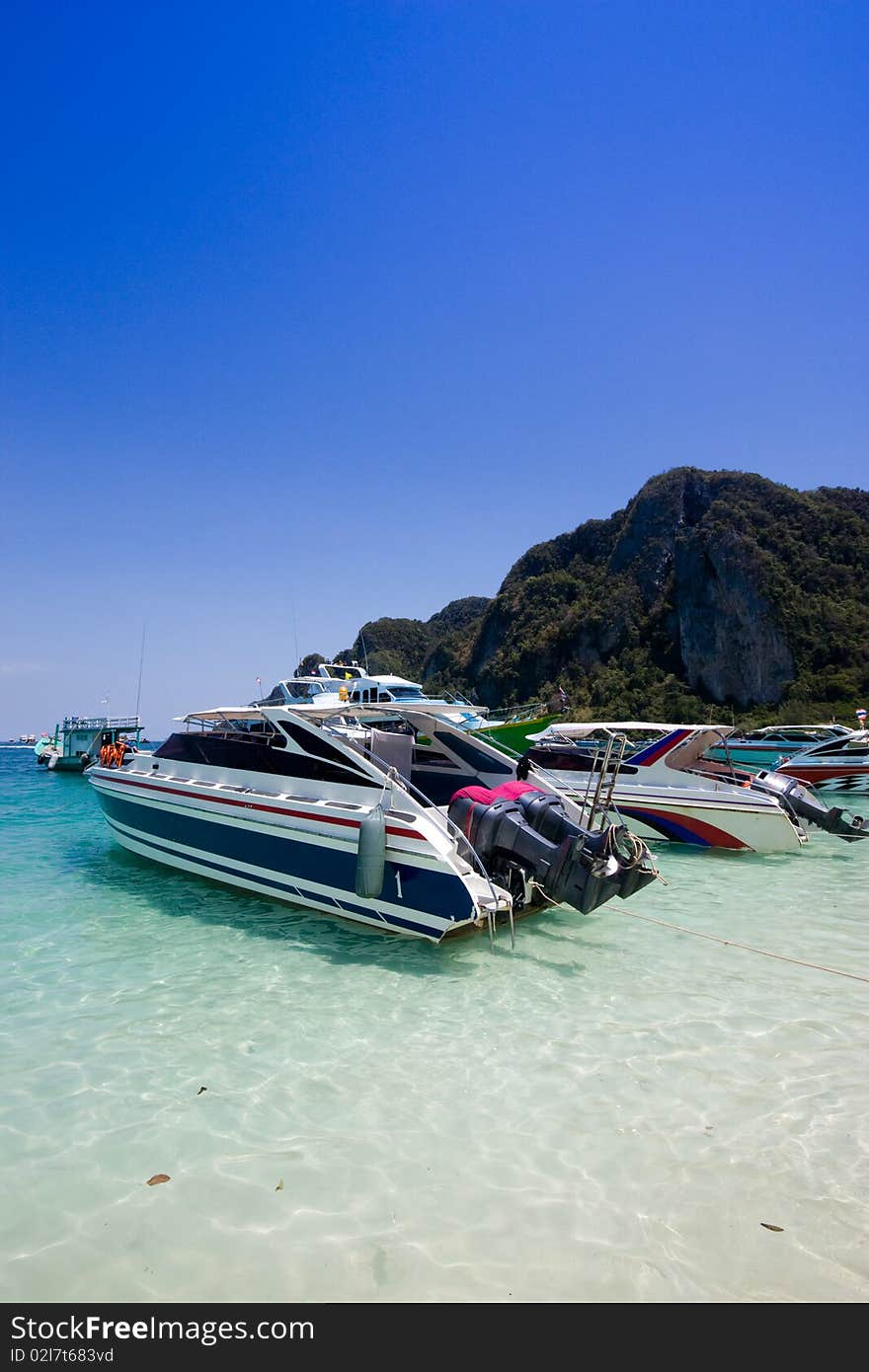 Speed boat at Phe-Phe Island