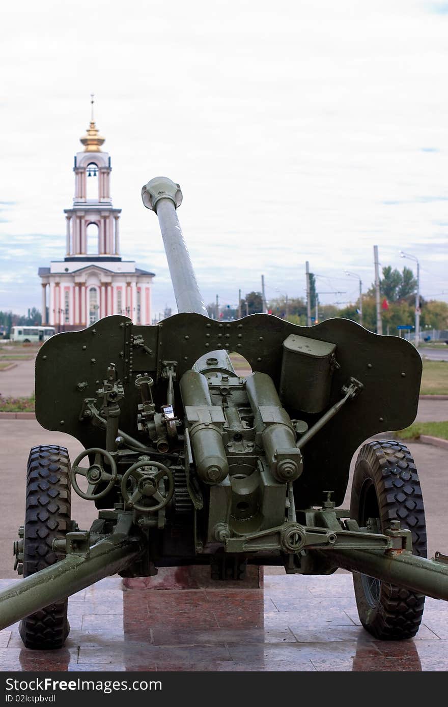 A memorial main gun and a pink orthodox church