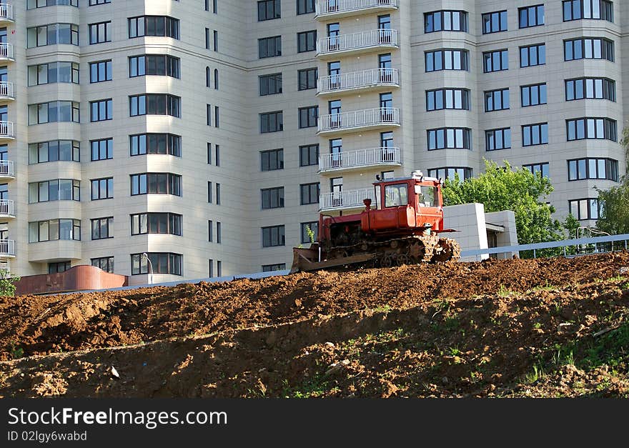 Heavy buildind tractor in front of building site