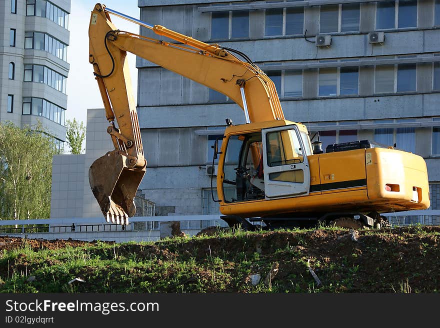 Heavy buildind tractor in front of building site