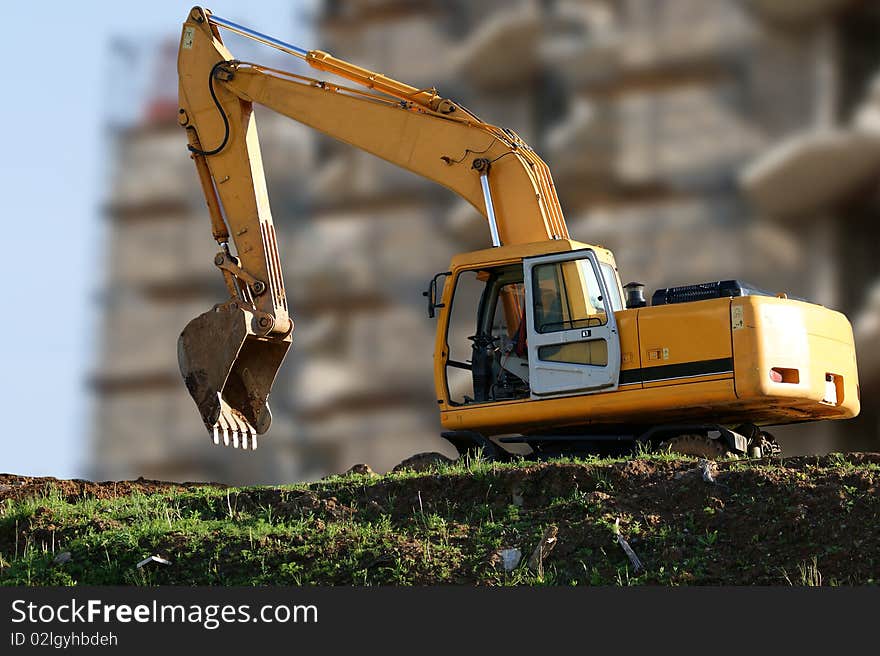 Heavy buildind tractor in front of building site