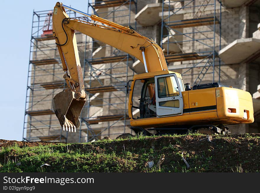 Heavy buildind tractor in front of building site