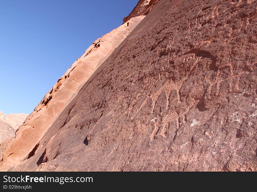 In Wadi-Rum, it is the wind that throughout the millennia has eroded the rocks, thus creating the picturesque landscapes with reddish sands.
Already inhabited in prehistoric times; as witnessed by the finds of stone tools dating to the Paleolithic and Neolithic periods , this great valley was roamed for millennia by hunters and nomads, who left interesting traces of their passage .Most of these are graffiti , rupestral engravings both on the rocks and rock walls and inside natural caves , presumably ranging in time from the 4th millennium BC up almost to the present . In Wadi-Rum, it is the wind that throughout the millennia has eroded the rocks, thus creating the picturesque landscapes with reddish sands.
Already inhabited in prehistoric times; as witnessed by the finds of stone tools dating to the Paleolithic and Neolithic periods , this great valley was roamed for millennia by hunters and nomads, who left interesting traces of their passage .Most of these are graffiti , rupestral engravings both on the rocks and rock walls and inside natural caves , presumably ranging in time from the 4th millennium BC up almost to the present .