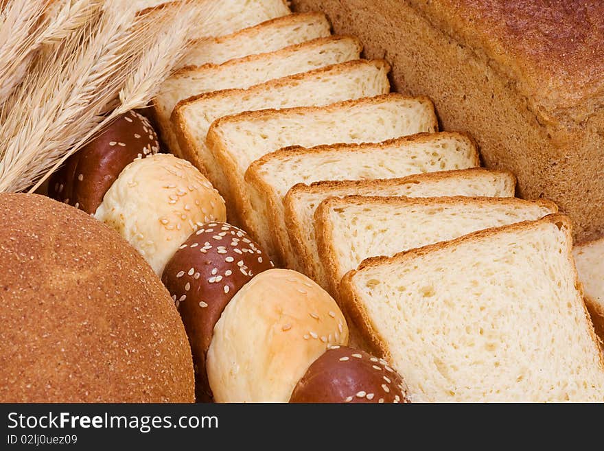 Wheat ear, bun and bread