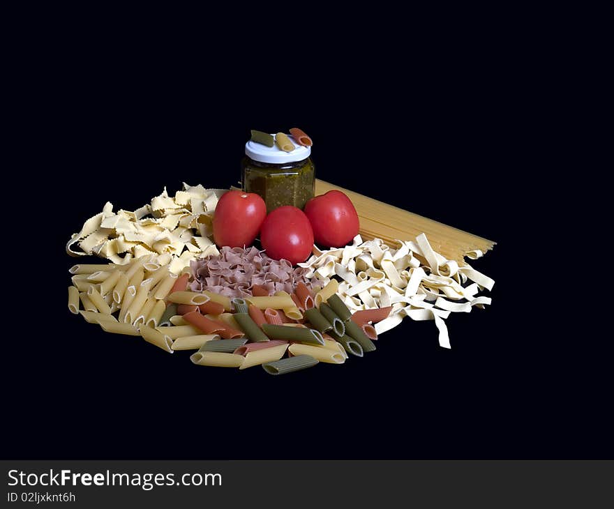 The picture shows tomato, pesto and some noodles