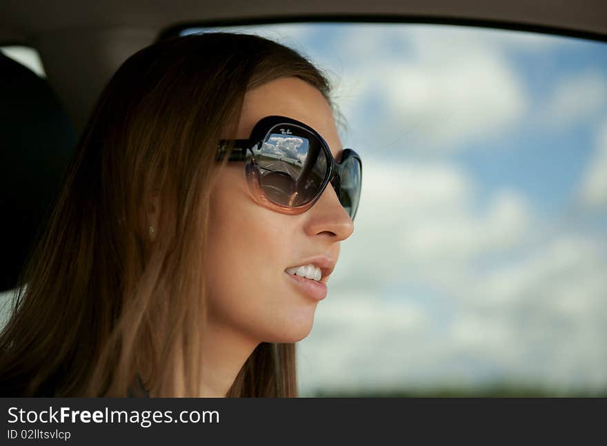 The girl at the wheel the car