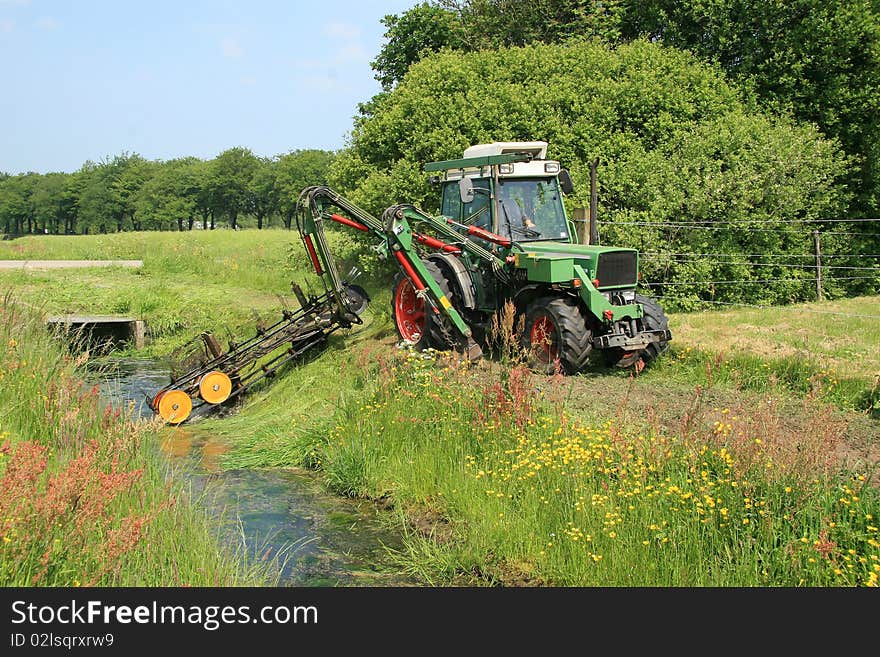 Mowing bank of a ditch for flow and abduction of water. Mowing bank of a ditch for flow and abduction of water