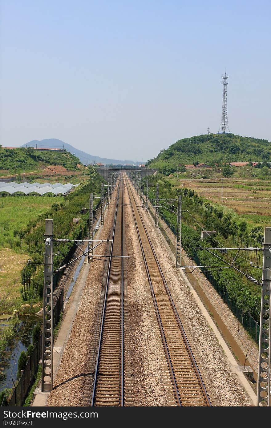 China's railway transportation is an important way of traffic, but generally speaking, China's rail transport was not fully developed, the railway line is relatively small, so China is to develop high-speed railway.