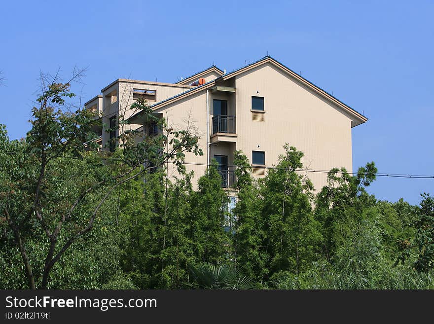 Under the blue sky, green trees of the house, beautiful environment, fresh air. Under the blue sky, green trees of the house, beautiful environment, fresh air.