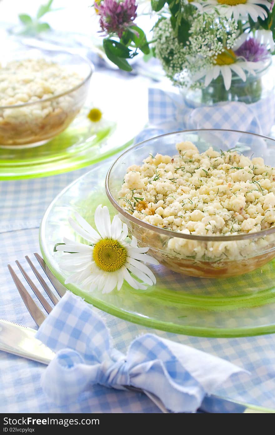 Chicken crumble with onions, tomatoes and herbs