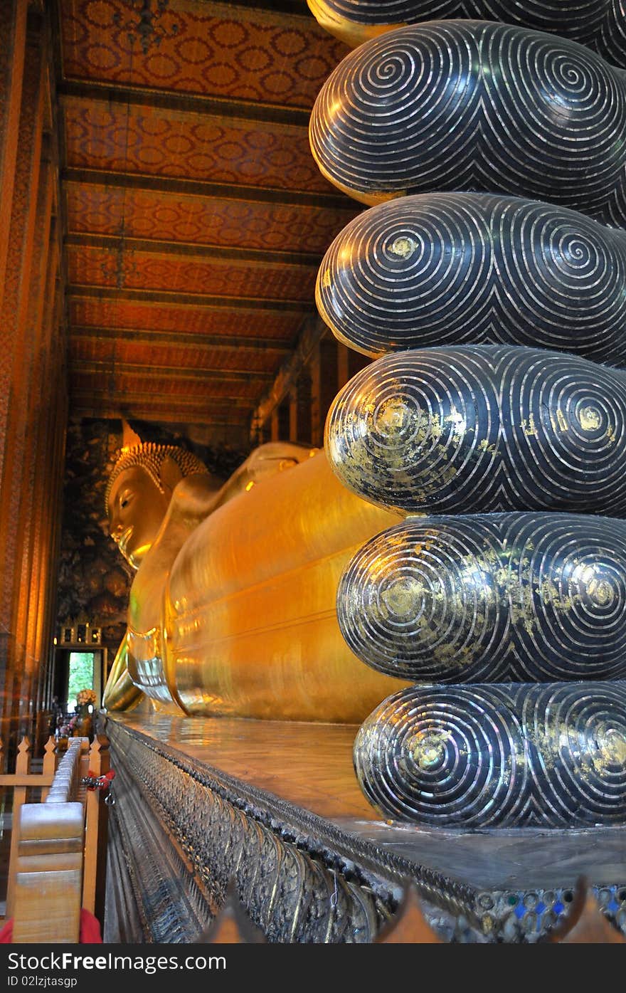 Long Reclining Buddha