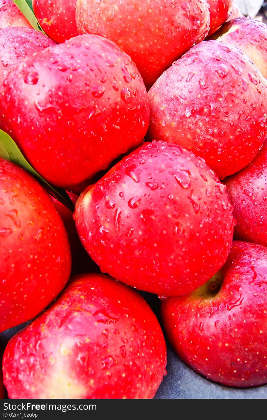 Many fresh red apple (Fruit)