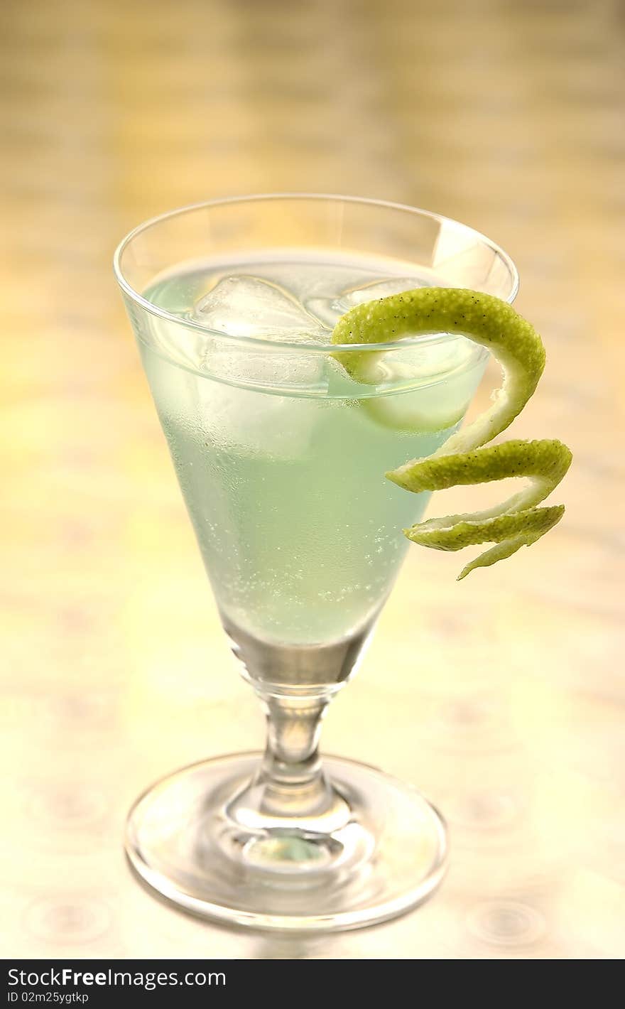 Green Fizz with a slice of lime and crushed ice