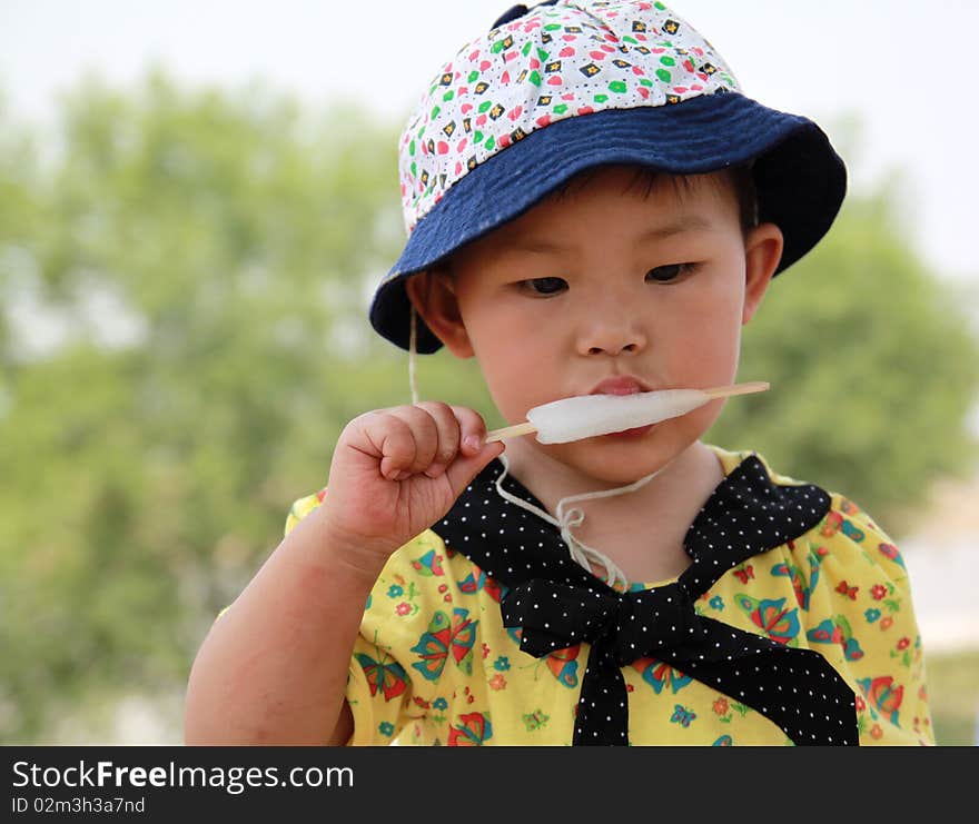 Likes eating the ice cream little girl