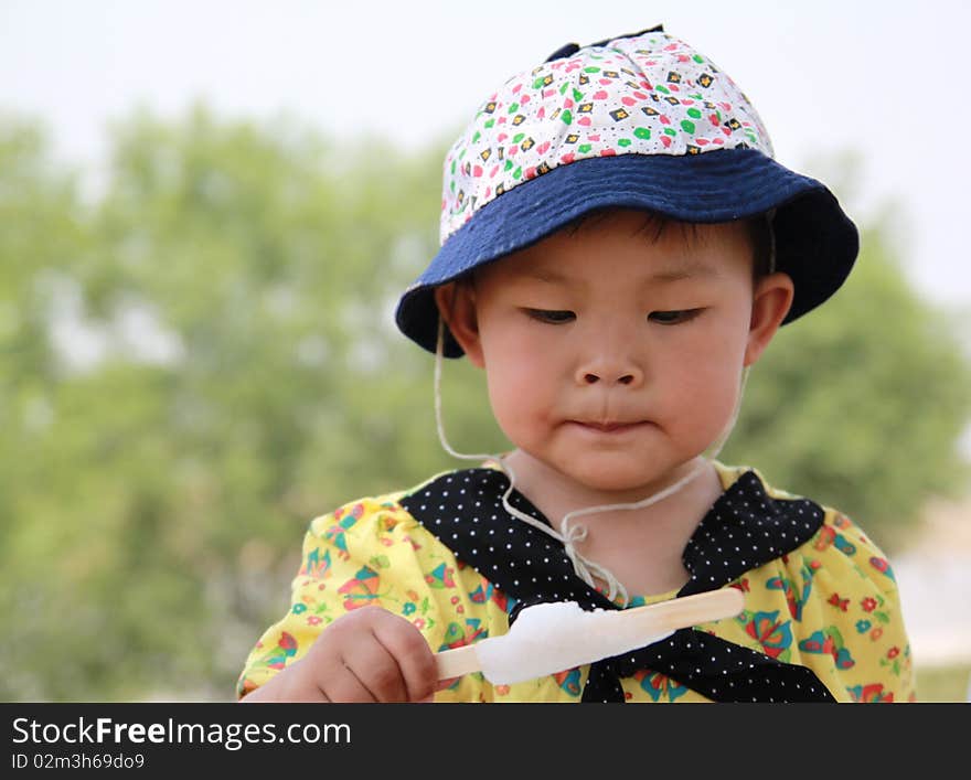 Likes eating the ice cream little girl