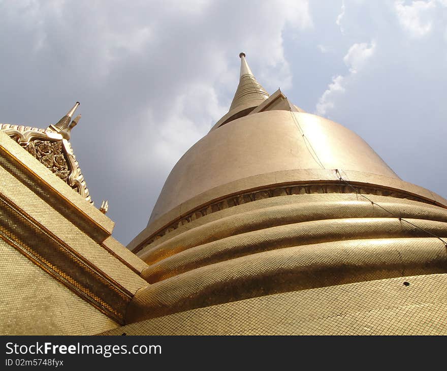 Golden pagoda in Wat Prakaew2