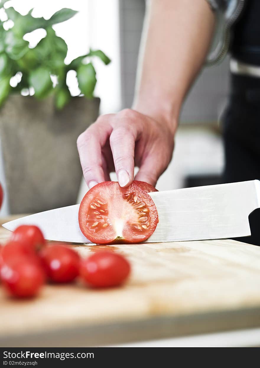 Cutting tomatoes