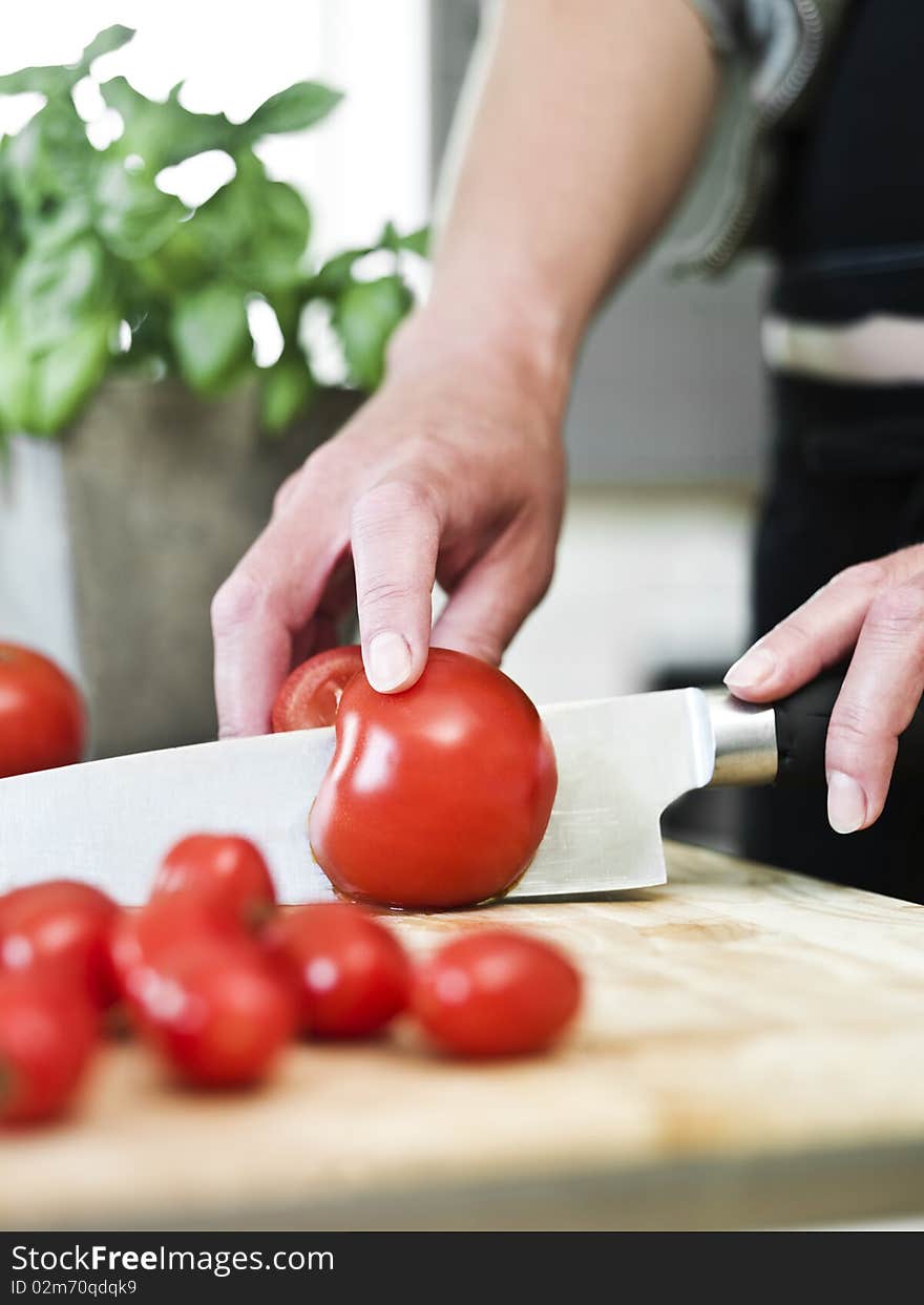 Cutting tomatoes