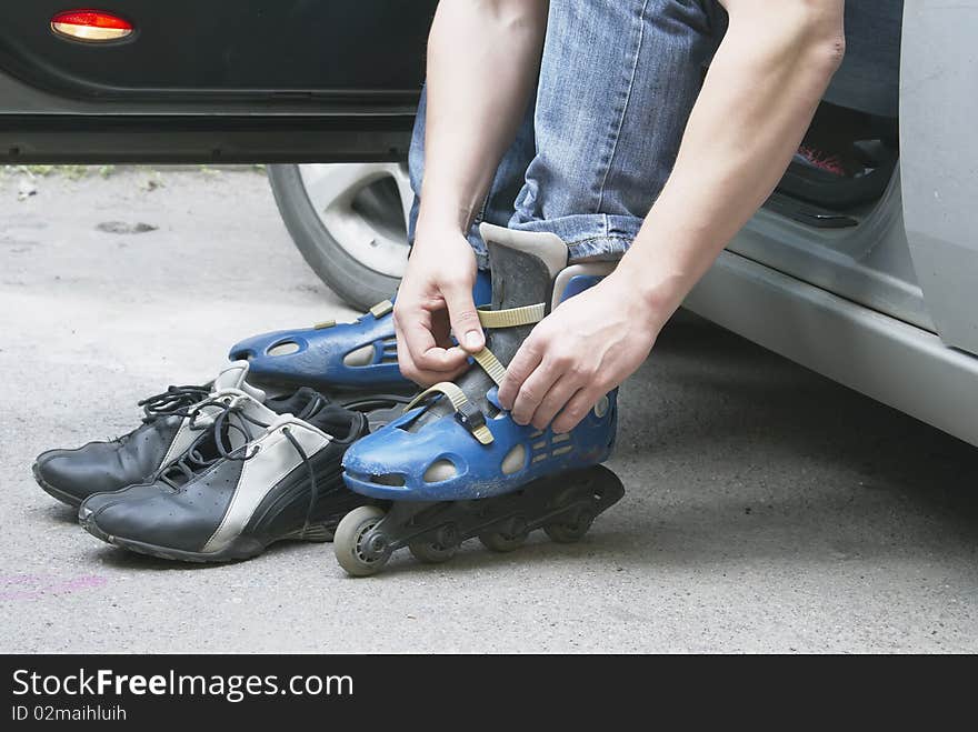 The man dresses the roller fads