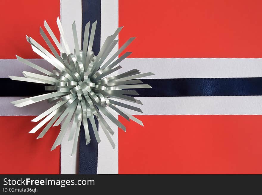 A gift tied with ribbon representing Norway's flag. A gift tied with ribbon representing Norway's flag