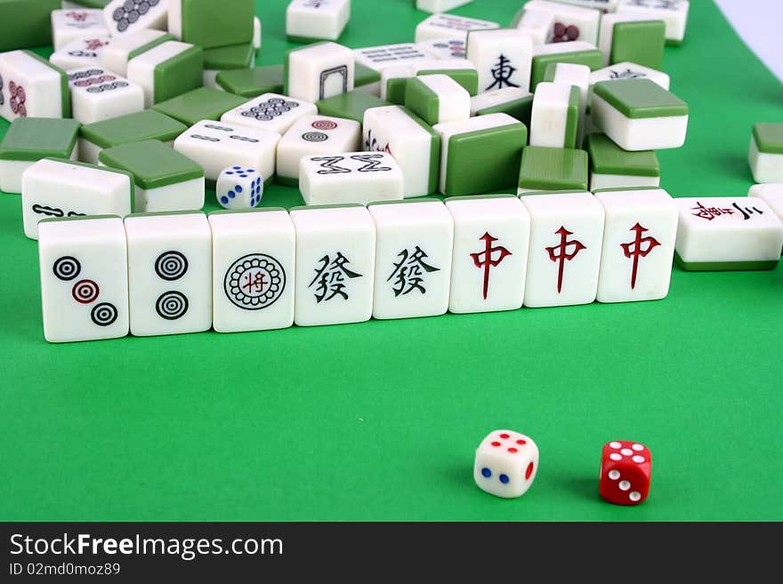 Mahjong tiles aligned and two dices