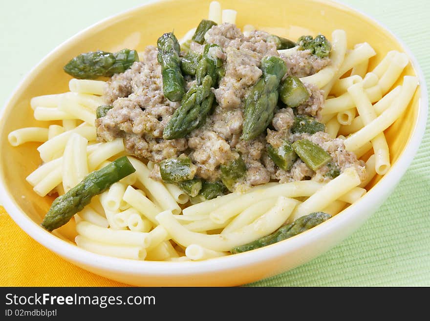 Pasta with asparagus and meat