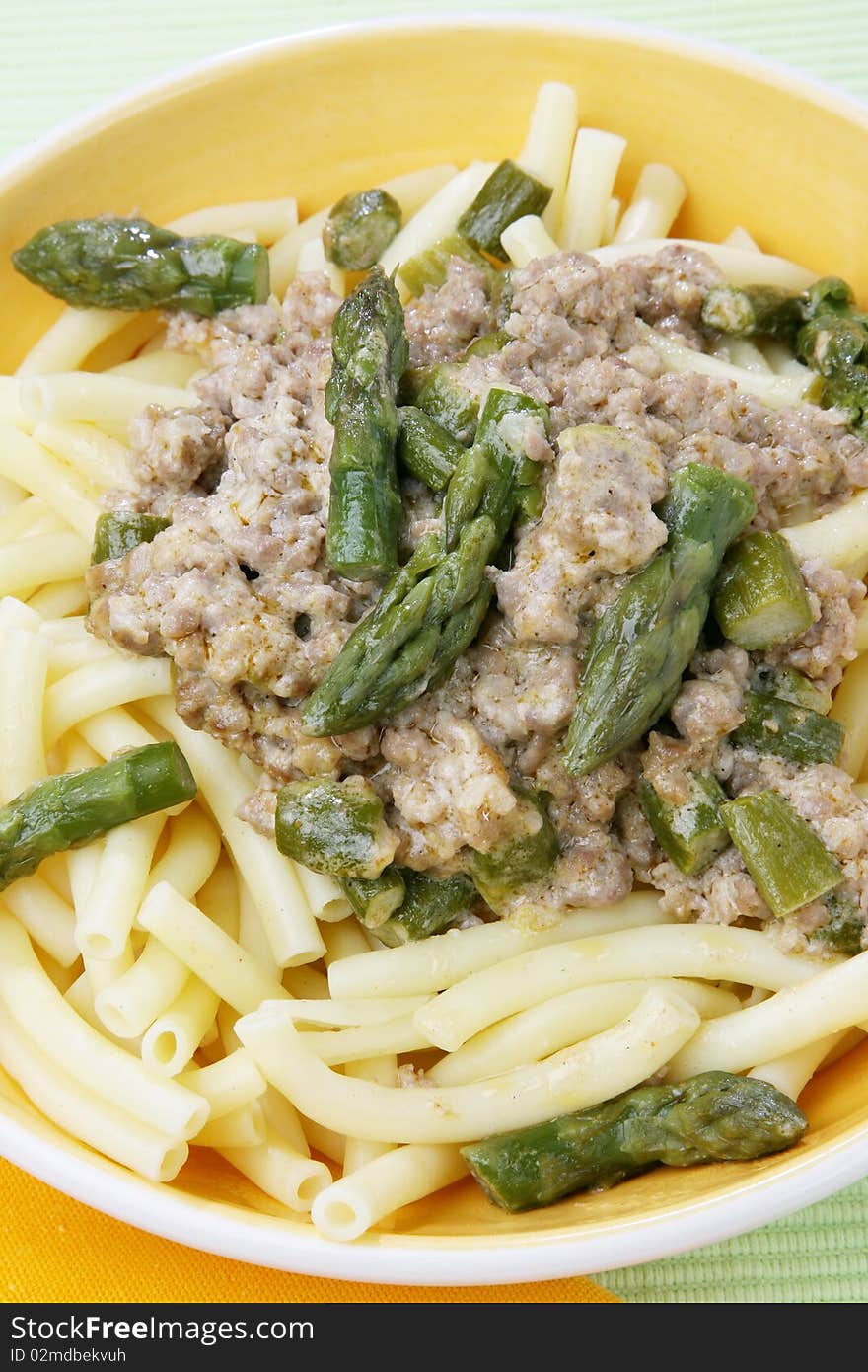 Pasta with asparagus and meat