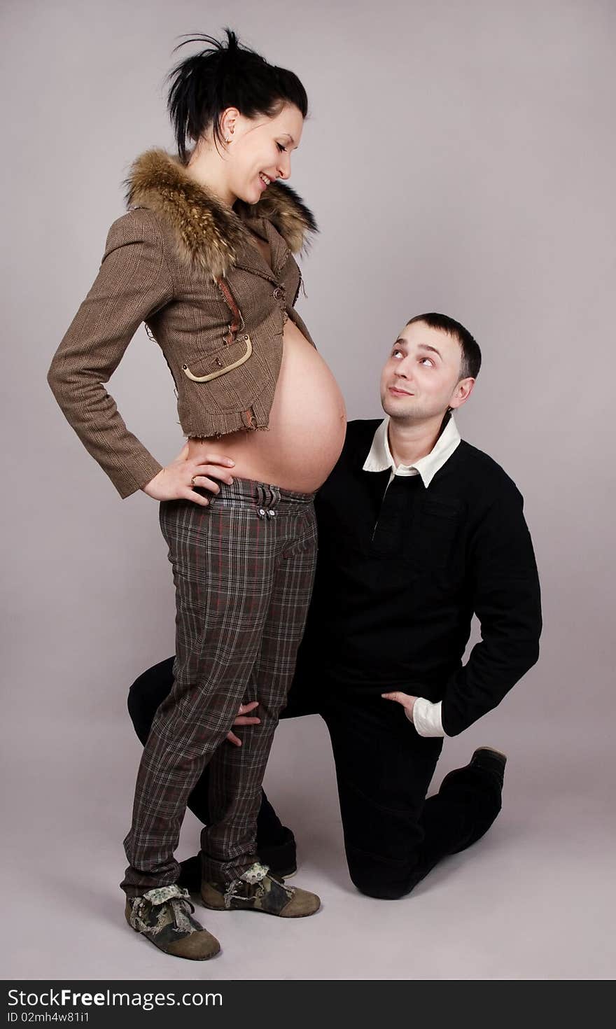 An image of a pregnant woman and her husband. An image of a pregnant woman and her husband