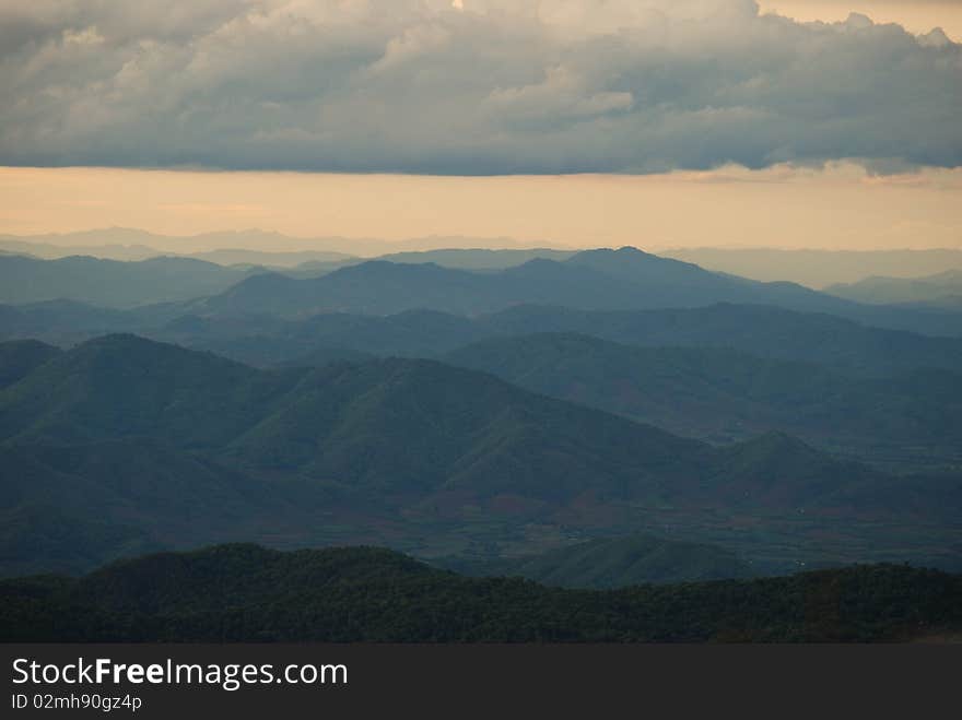 A cloud and mountain range before sunset