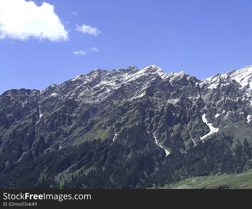 Cool Manali mountains and snow peak