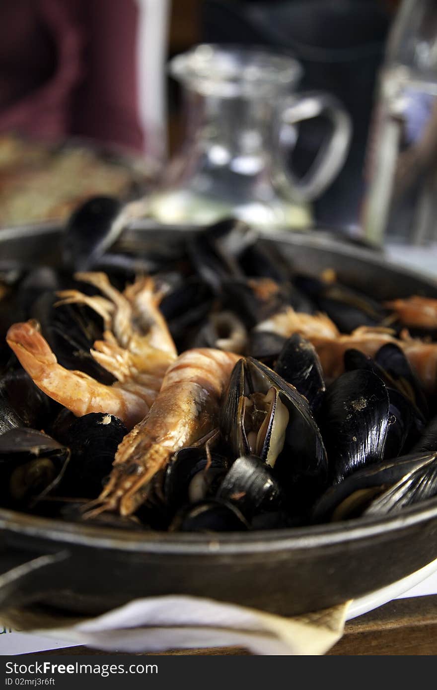 Mussels with shrimp steamed with white wine.