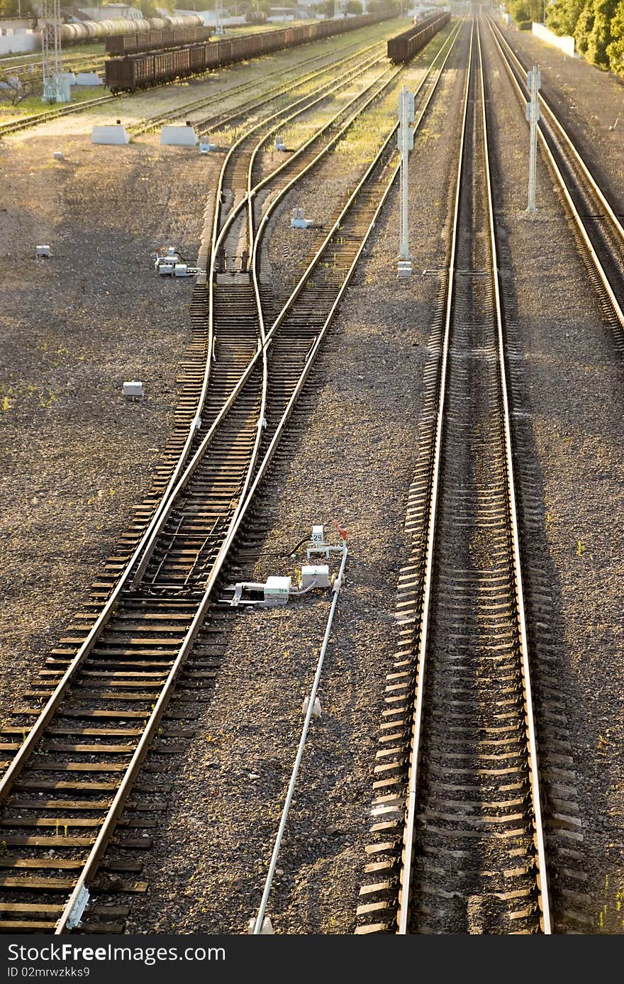 Kind on the railway during dawn or decline