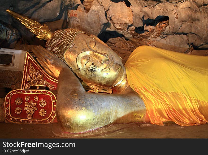 Buddha sleeping in the cave. , Khao Luang, Phet Buri. Buddha sleeping in the cave. , Khao Luang, Phet Buri.