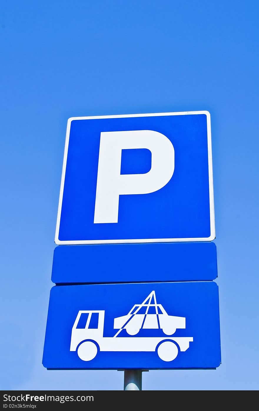 Prohibited parking metal sign with blue sky as background